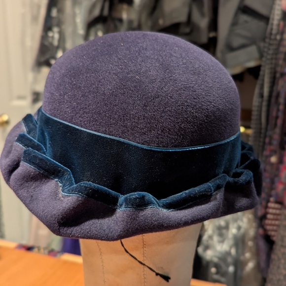 Louise Green Unique Navy Velvet Bow Cloche Hat. - Picture 4 of 6